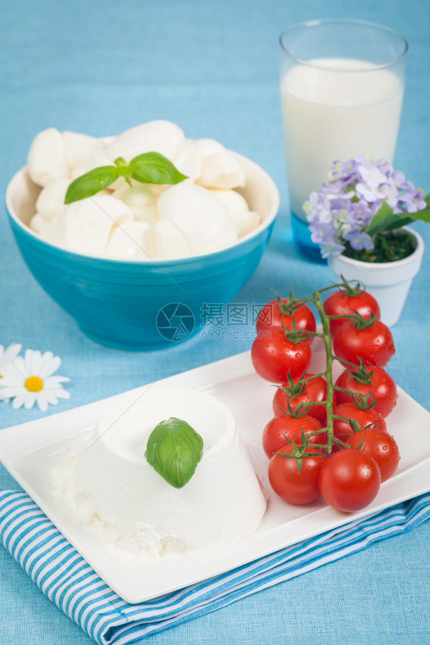 乳奶制品牛奶营养西红柿饮食奶制品红色食物蓝色白色盘子图片