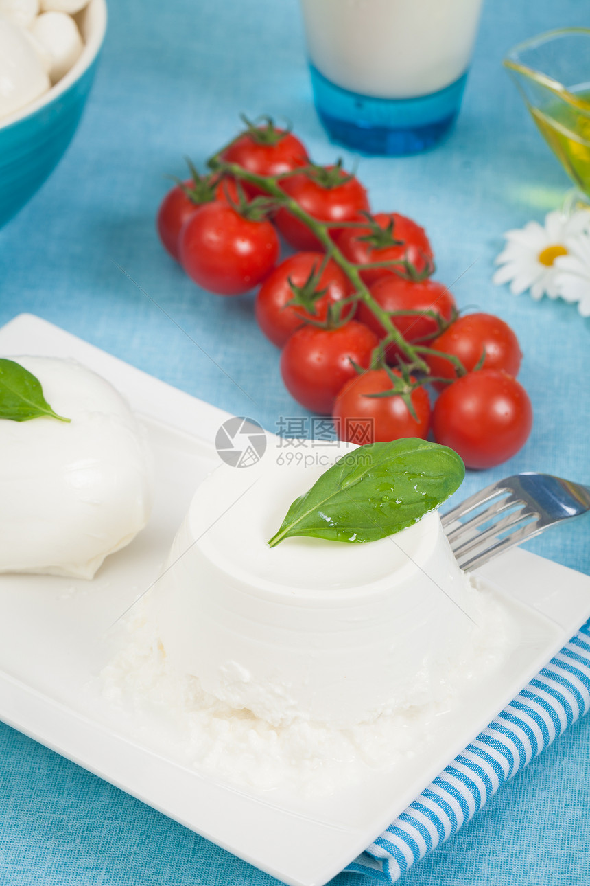 乳奶制品饮食牛奶蓝色盘子奶制品营养食物白色红色西红柿图片
