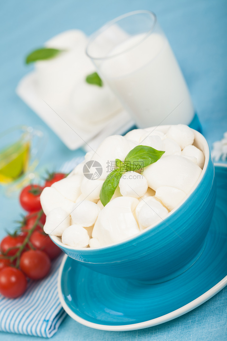 乳奶制品白色食物盘子营养奶制品西红柿蓝色红色牛奶饮食图片