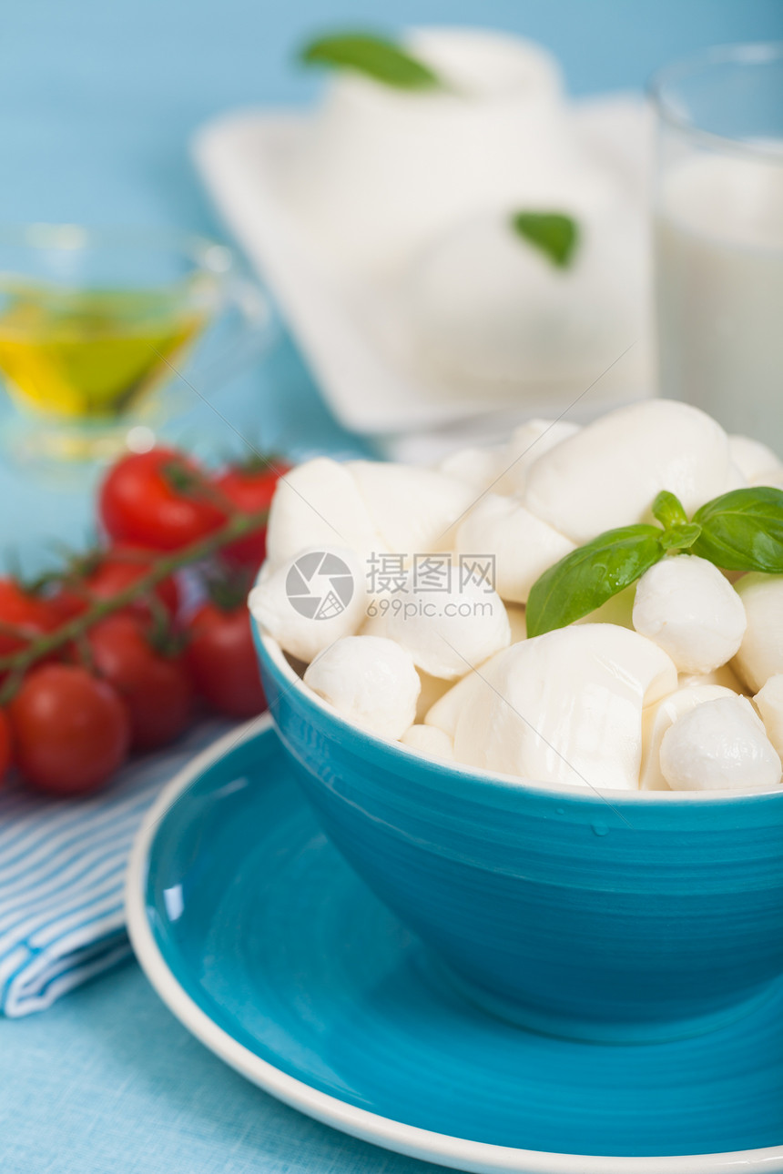 乳奶制品奶制品饮食营养西红柿蓝色红色盘子牛奶白色食物图片