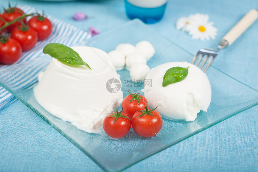 乳奶制品西红柿盘子蓝色营养奶制品牛奶食物饮食白色红色图片