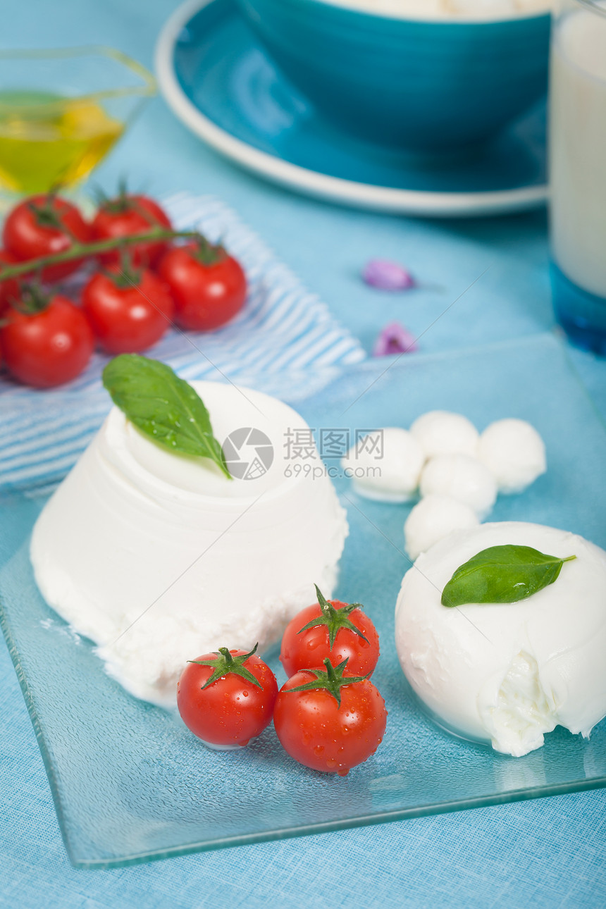 乳奶制品红色西红柿牛奶饮食奶制品盘子白色蓝色营养食物图片