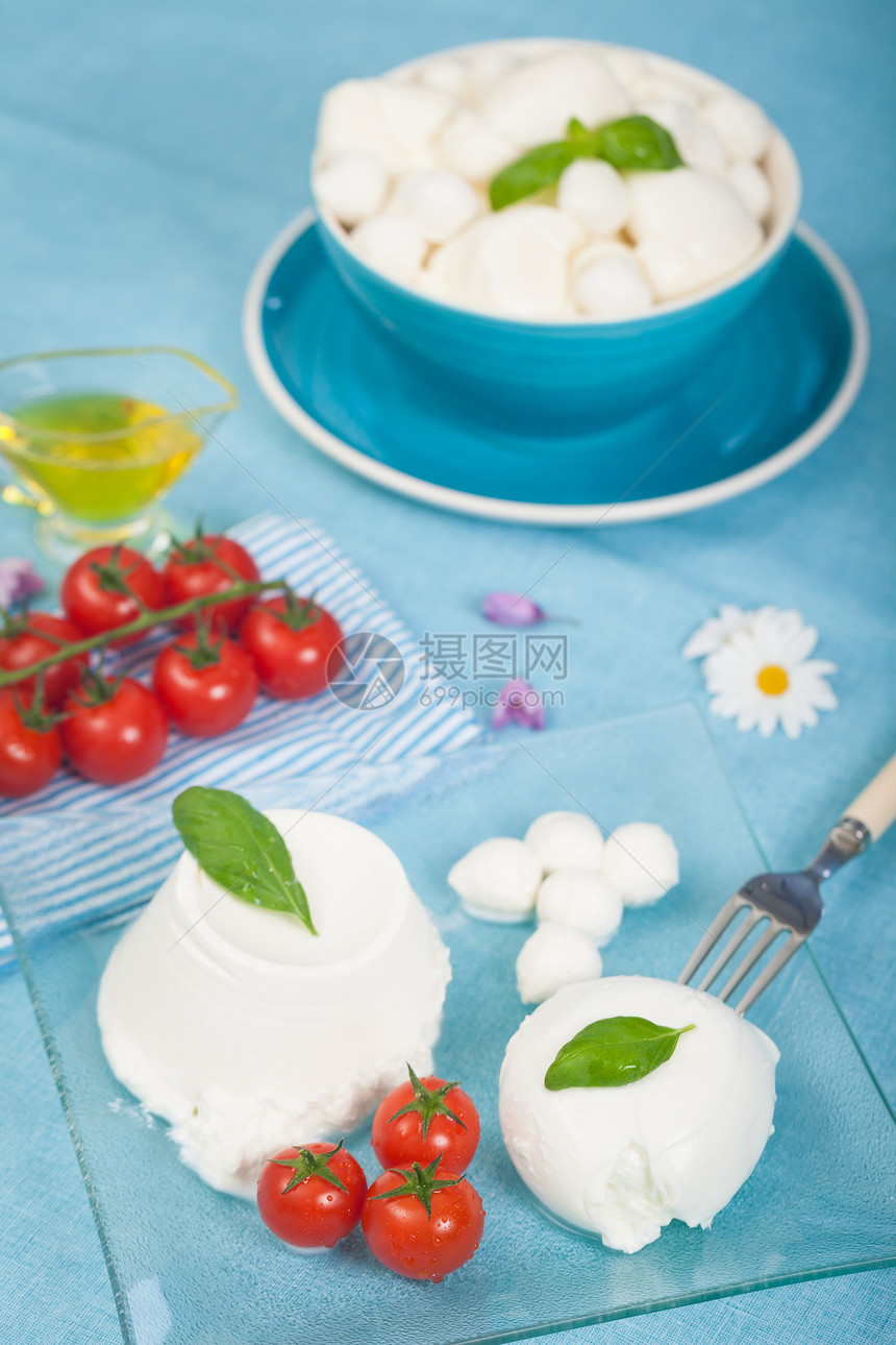 乳奶制品白色牛奶西红柿红色盘子蓝色奶制品食物营养饮食图片