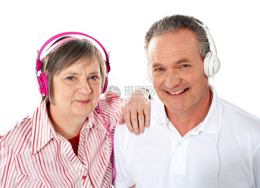 高龄情侣一起听音乐的可爱情侣图片