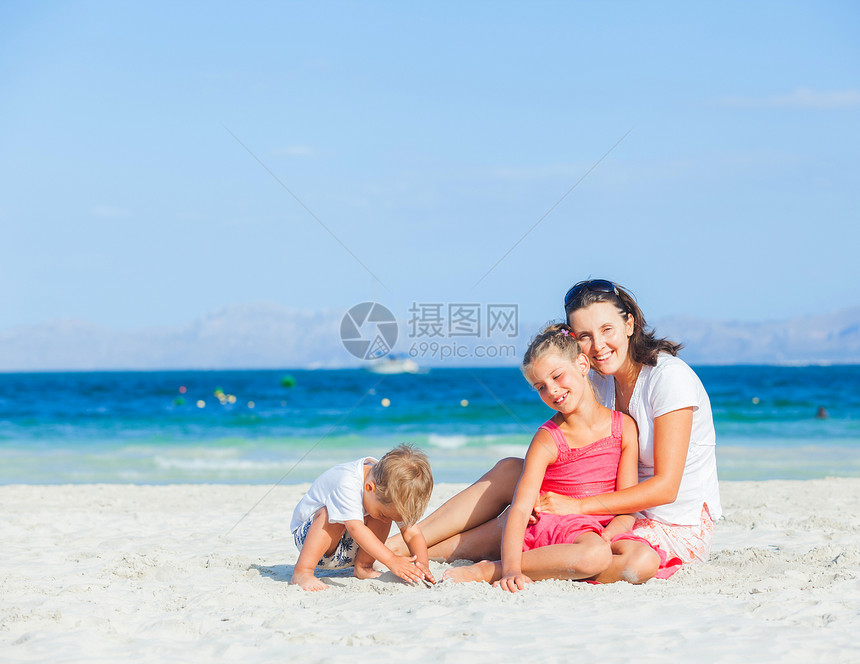 热带海滩上幸福家庭海滨海洋女孩乐趣孩子海岸线异国父母海岸女性图片