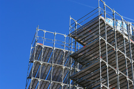 建筑建造框架蓝色梯子金属活动天空背景图片