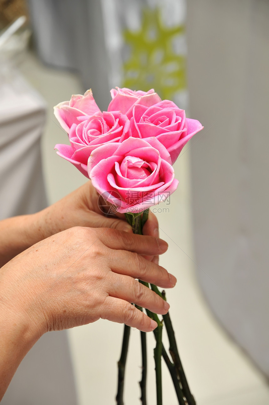 手制作花束花瓣女士花朵女性植物庆典花店叶子美丽玫瑰图片