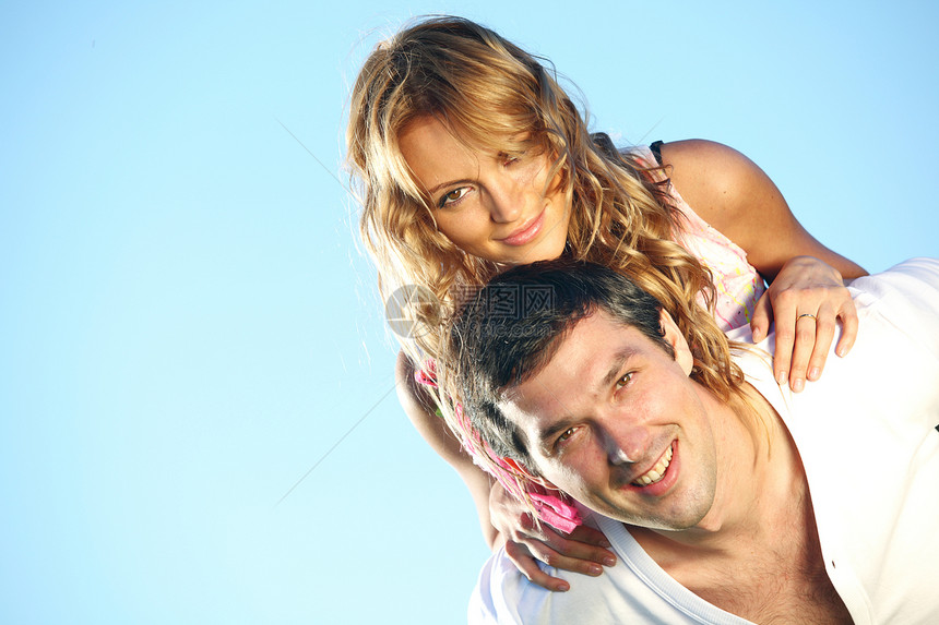 爱中快乐蜜月家庭乐趣微笑幸福天空蓝色牙齿男性女性图片