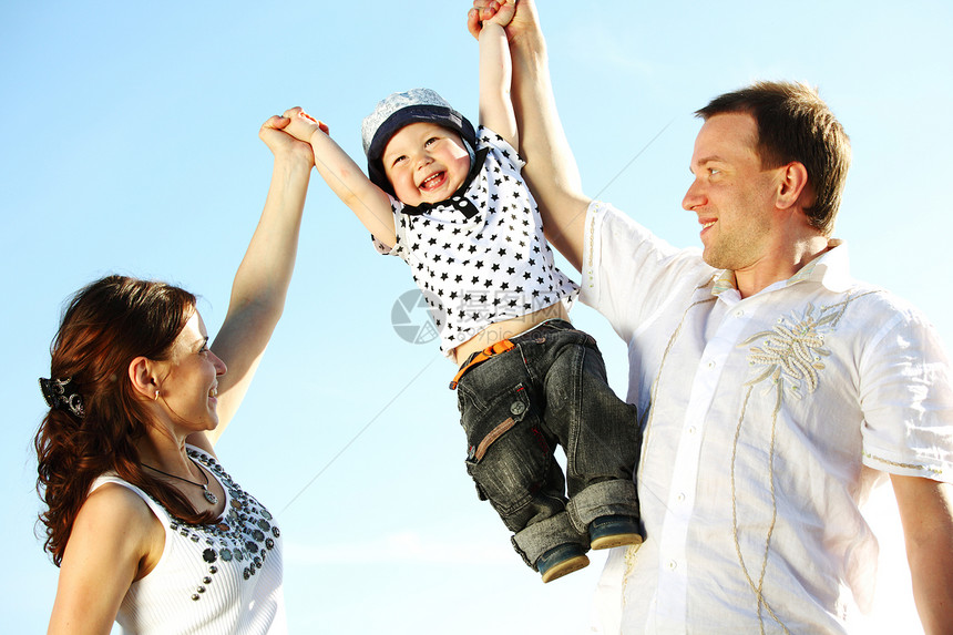 天空中幸福的家庭女士拥抱享受生活日落喜悦男人婴儿蓝色成人图片