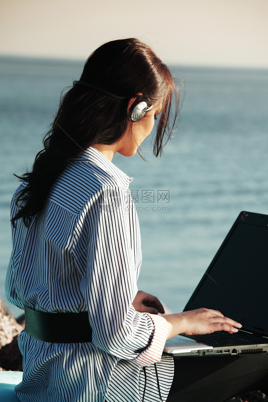 自由连接网络蓝色笔记本天空商业生活工作头发女性学生图片