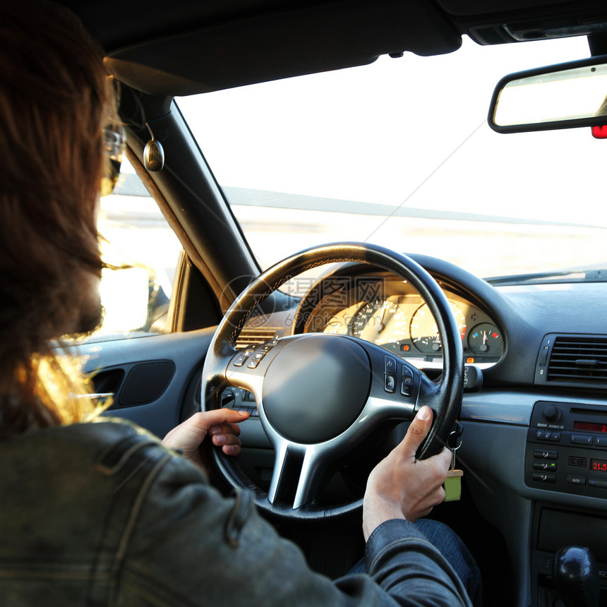 驱动司机安全运输拇指车辆假期车轮车速公路汽油速度图片