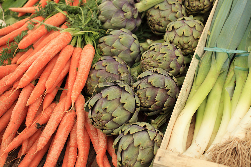 春春在市场里喷出花叶胡萝卜营养绿色食物萝卜蔬菜维生素农民红色烹饪黄色图片