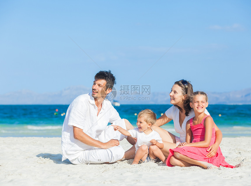 热带海滩四口之家情调喜悦孩子男性女孩海岸线享受海洋妈妈婴儿图片