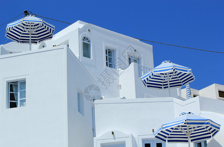 希腊 圣托里尼建筑建筑学白色天气天空蓝色住宿雨伞阳台窗户背景图片