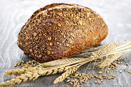 核心黑麦面包多谷物面包卷包子拓荒者脆皮面包种子内核粮食硬皮耳朵小麦背景