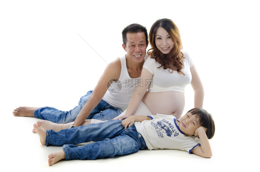 家庭肖像怀孕微笑母亲父亲幸福产妇男性喜悦孩子快乐图片
