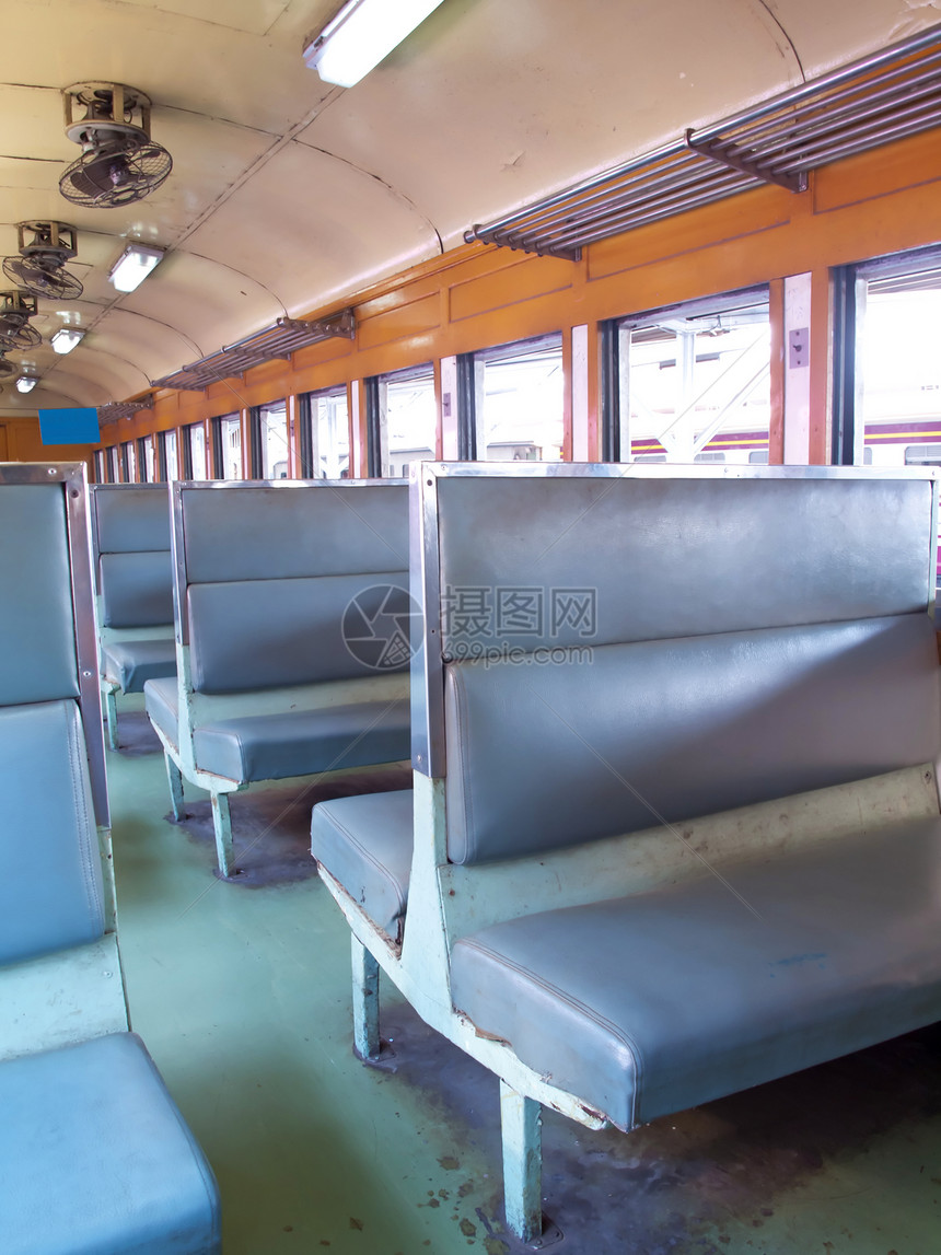 古金列车旅行木头长椅铁路商业座位车辆火车窗户木板图片