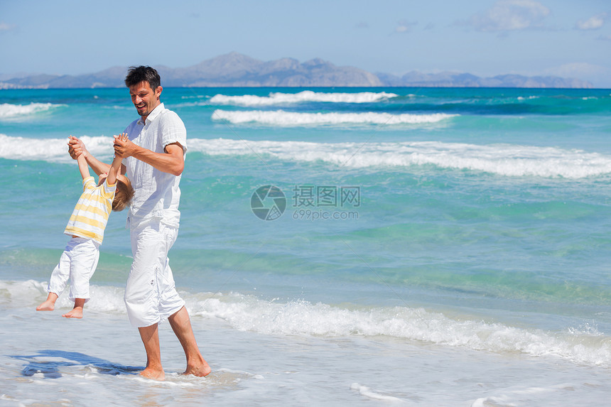 父子在沙滩上玩得开心海岸海滨幸福海洋父亲父母海岸线男性爸爸假期图片
