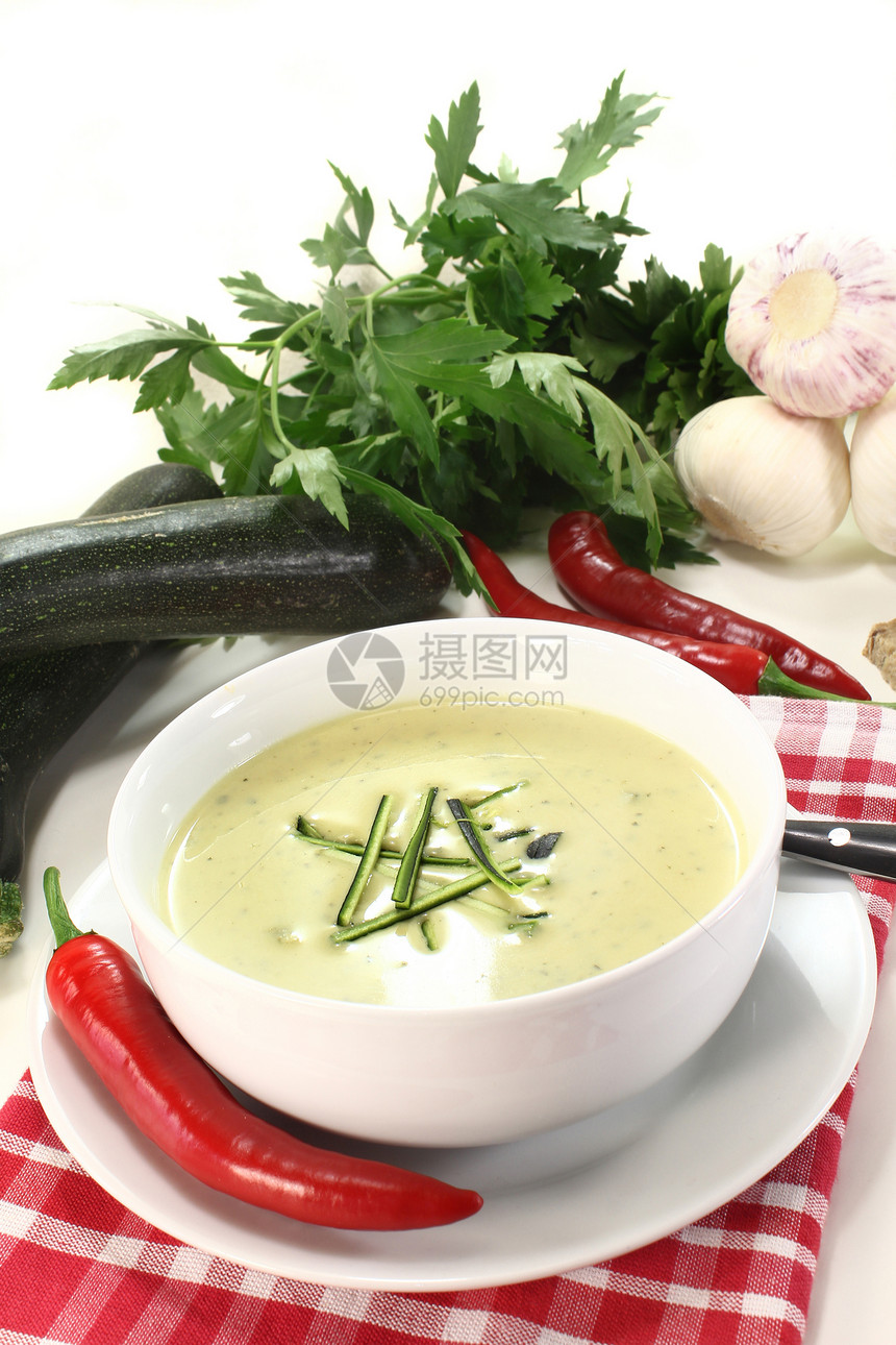 Zucchini 饼干汤营养主菜绿色食物熟食盘子黄瓜烹饪植物食谱图片