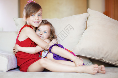 儿童朋友们闲暇情怀拥抱投标休息沙发乐趣童年姐妹背景图片