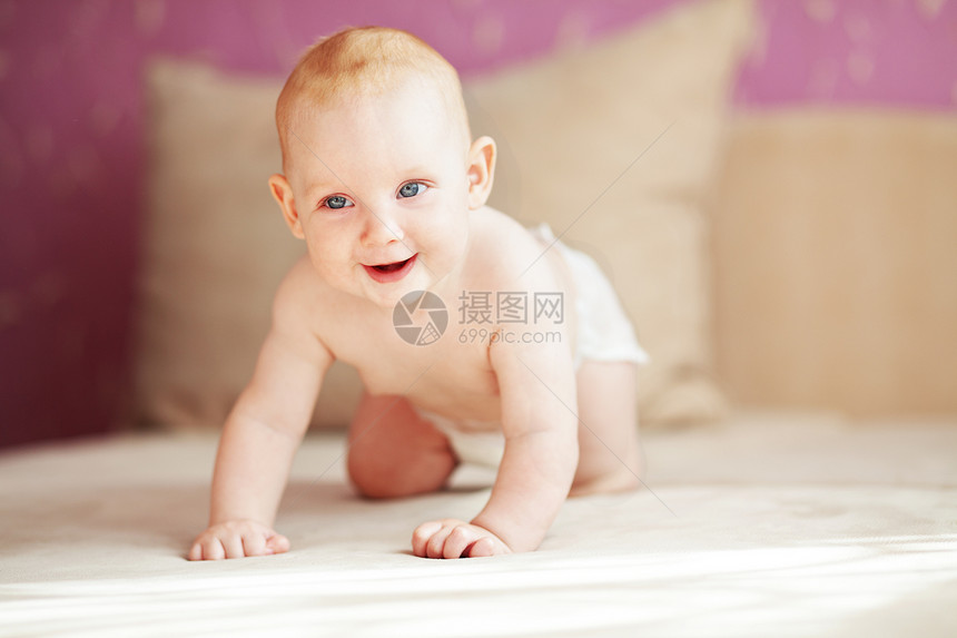 婴儿宝宝卧室女孩男生快乐孩子尿布育儿童年图片