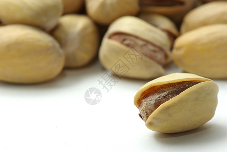 Pistachios 螺旋藻小吃核桃植物坚果健康种子市场花生开心果核心背景图片