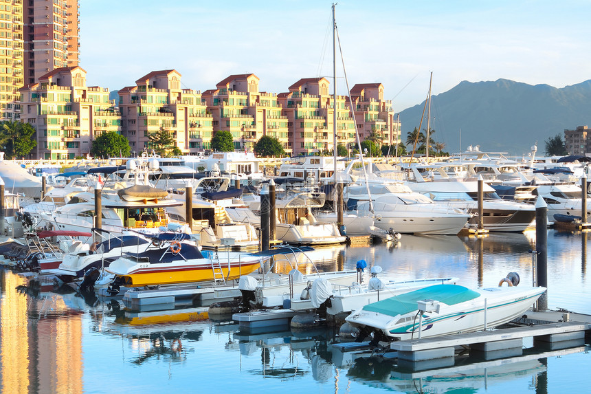 金海岸的游艇城市奢华财富巡航蓝色旅行商业桅杆码头建筑图片