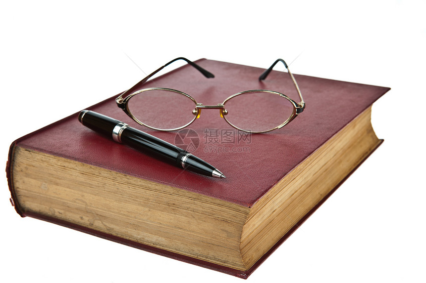 旧书 有眼睛眼镜和笔的旧书 在白白背景上被孤立教科书纸基团体白色经典历史知识收藏玻璃知识分子图片