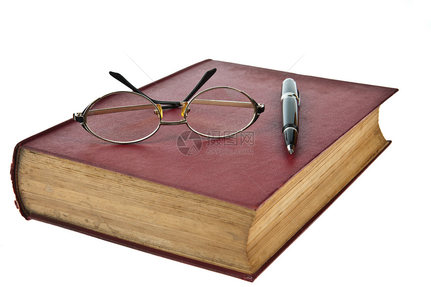 旧书 有眼睛眼镜和笔的旧书 在白白背景上被孤立黑色棕色知识文档历史教科书白色团体纸基图书图片