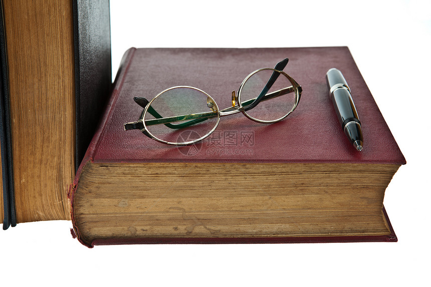 旧书 有眼睛眼镜和笔的旧书 在白白背景上被孤立绿色知识分子棕色图书白色历史黑色玻璃文档团体图片