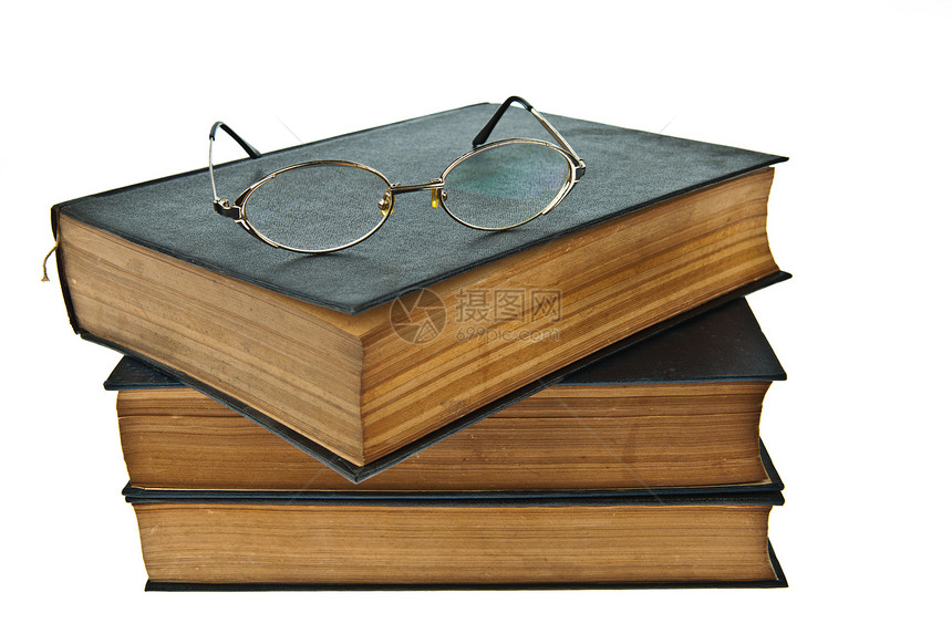 旧书堆叠着在白色背景上隔绝的眼眼镜学习文档教育棕色知识图书文学出版物智慧团体图片