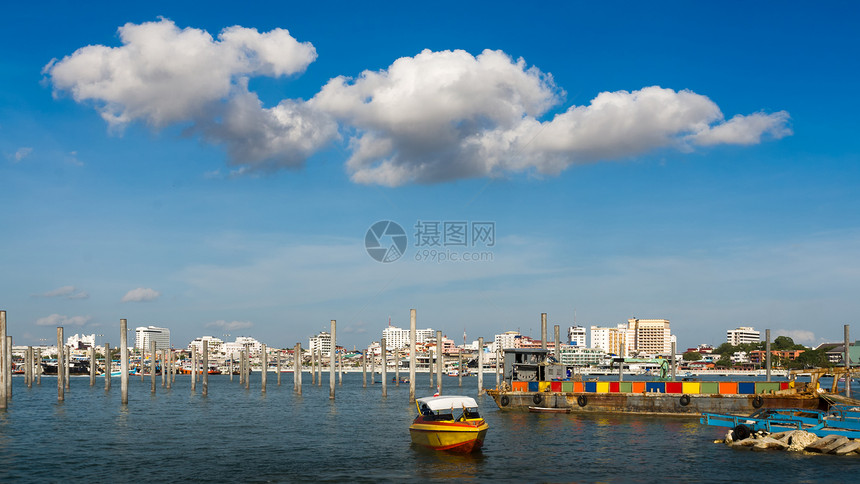 蓝色的天空和白云安全海军柱子码头港口海洋图片