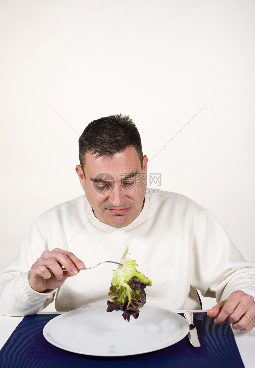 仇恨蔬菜盘子桌子沙拉厌恶饮食男人食物午餐减肥男性图片