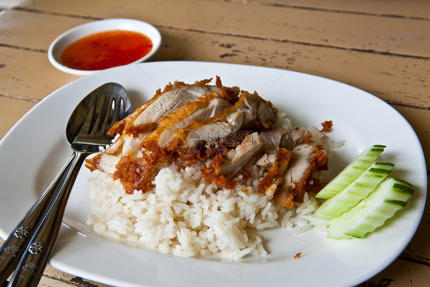 亚洲风格的大米炸鸡勺子美味油炸盘子菜单餐厅白色营养烹饪美食图片