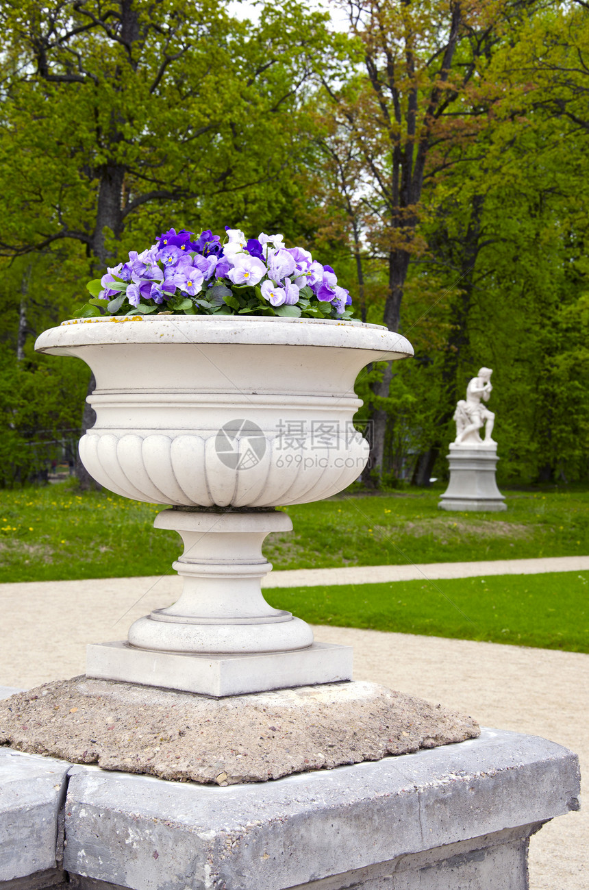 带花朵的户外花瓶历史建筑学装饰公园白色季节风格庄园雕塑花园图片