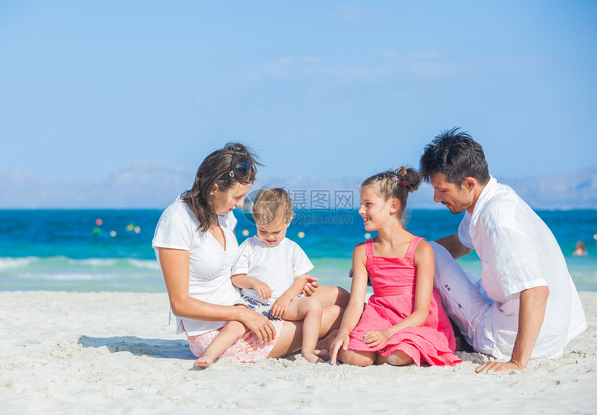 热带海滩四口之家儿子父母妈妈假期幸福爸爸乐趣男生海洋享受图片