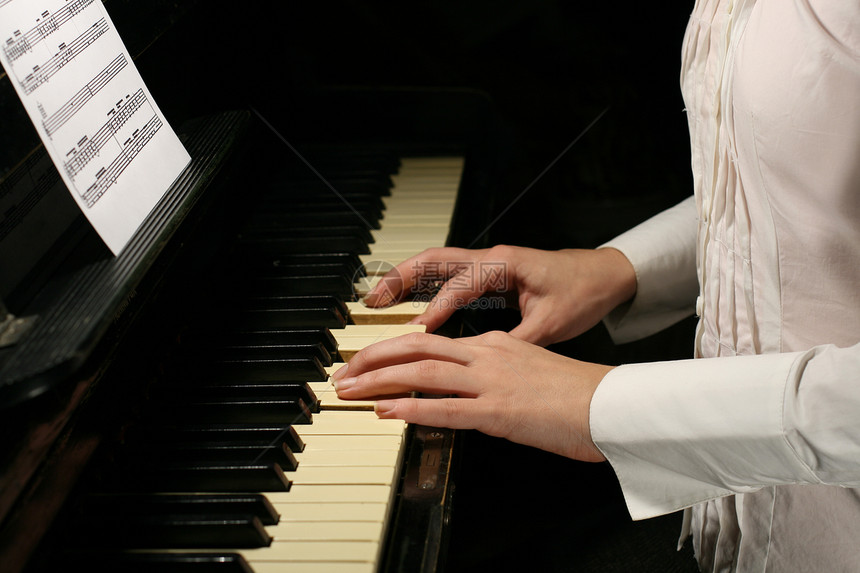 弹奏钢琴密闭艺术家玩家艺人音乐按钮手指旋律爵士乐音乐家演员图片