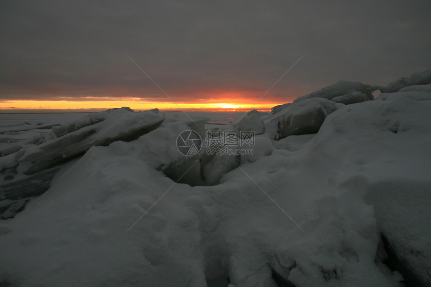 冬季风景旅行游客蓝色地平线太阳金子日落天空环境吸引力图片
