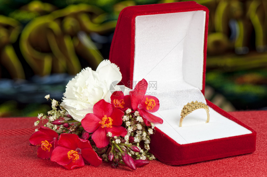 鲜花和结婚戒指包装恩情婚礼套餐门票花朵白色花束派对邀请函图片