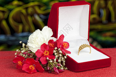 鲜花和结婚戒指包装恩情婚礼套餐门票花朵白色花束派对邀请函背景图片