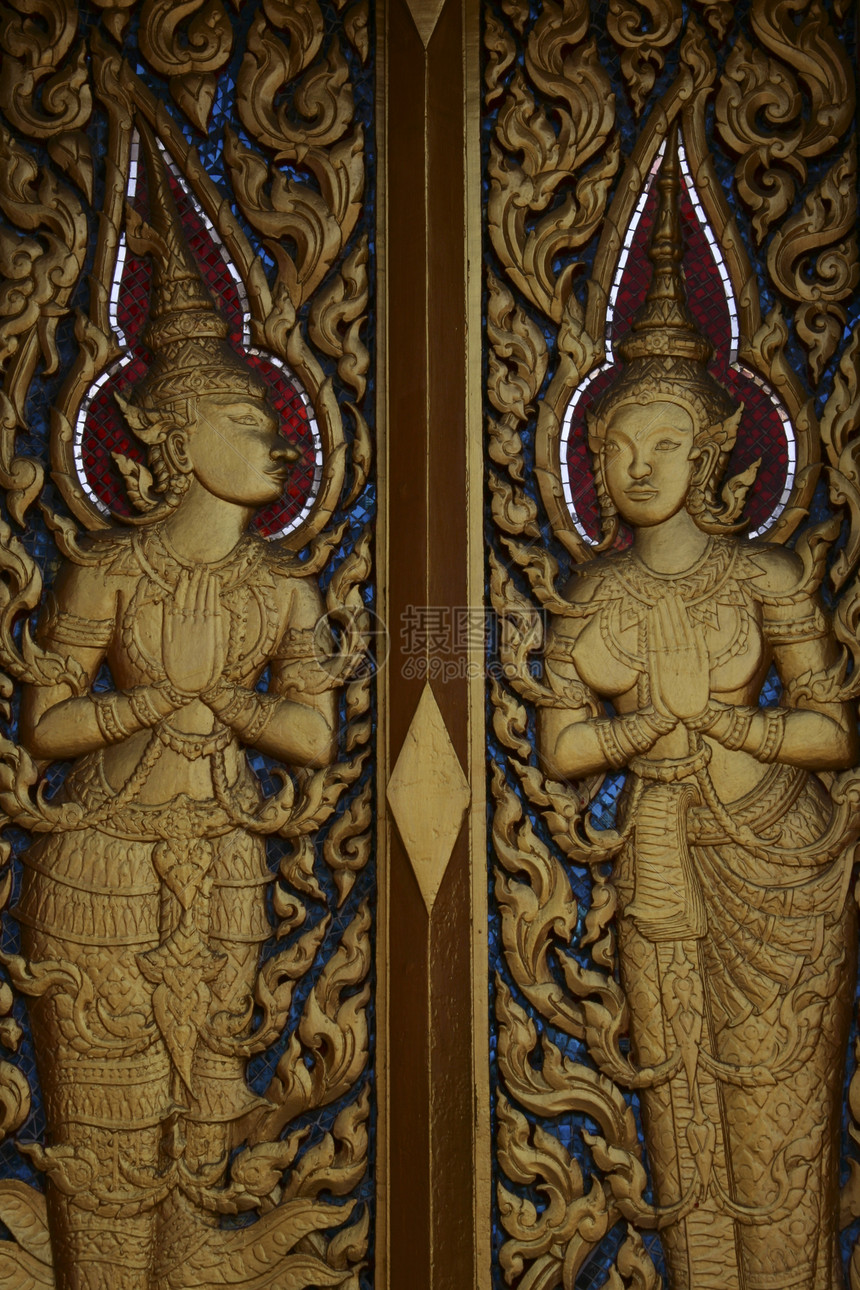 泰国寺庙前门装饰夫妻建筑学艺术古董问候语安全金属精神历史文化图片