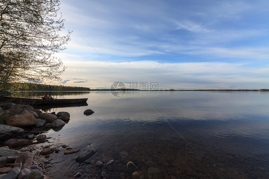 蓝湖和天空蓝色地平线晴天镜子场景植物风景森林太阳石头图片