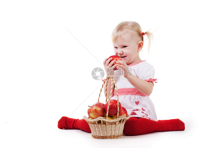 有苹果的孩子青年地面喜悦篮子女性卫生童年食物幸福饮食图片