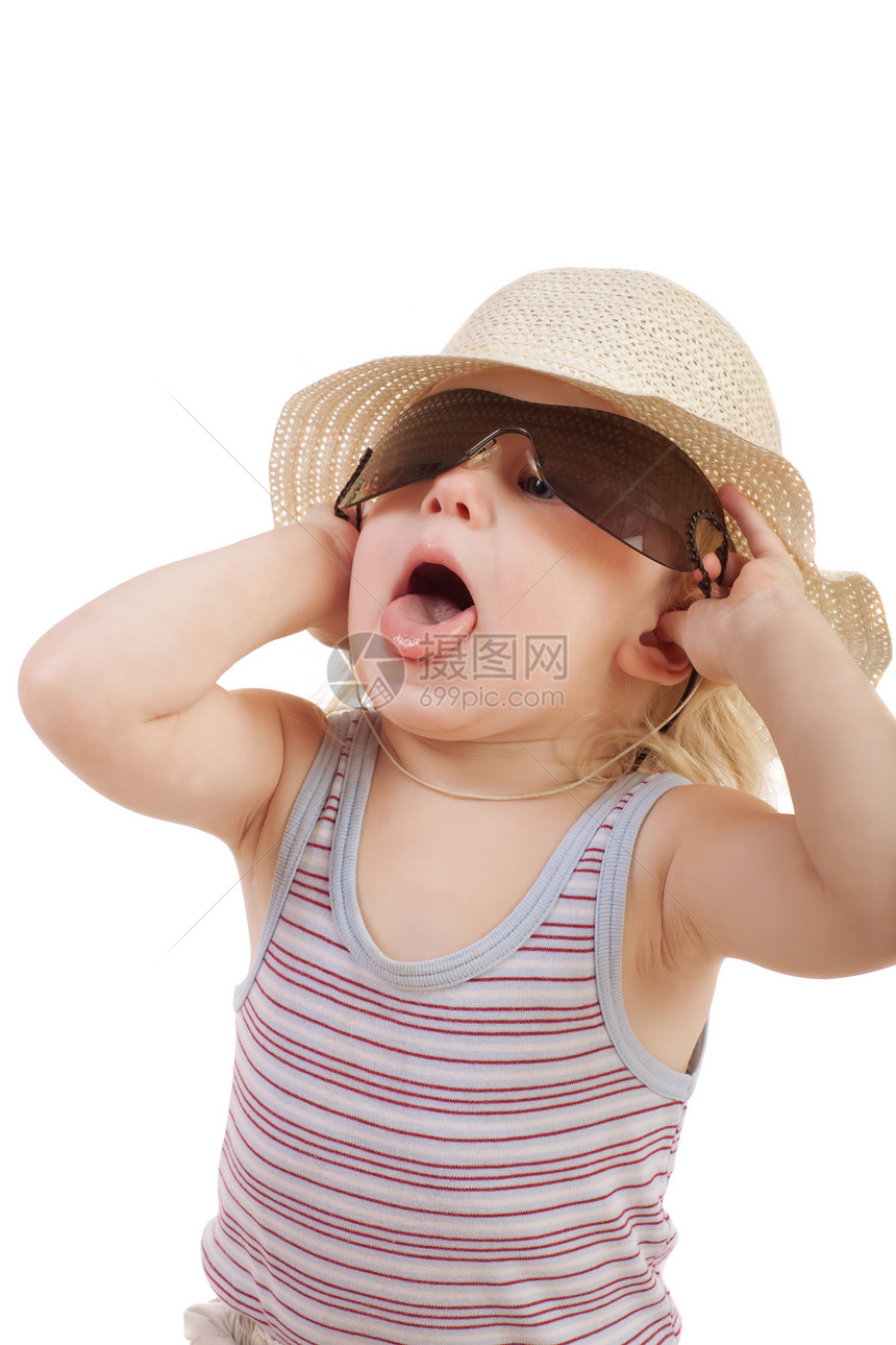 太阳眼镜下的儿童玻璃姿势喜悦女孩太阳镜白色童年孩子青年舌头图片