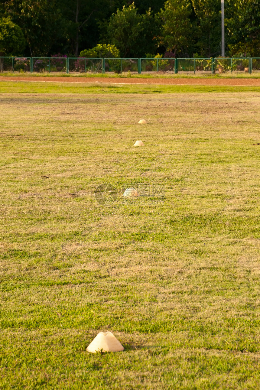 绿色草地运动环境草皮活力生长沥青地面体育场游戏公园图片