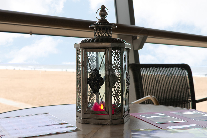 在沙滩咖啡馆的装饰蜡烛台上 一根蜡烛图片