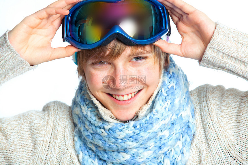 穿着滑雪滑雪的黑人青少年肖像旅行围巾假期帽子男人运动男生乐趣微笑男性图片