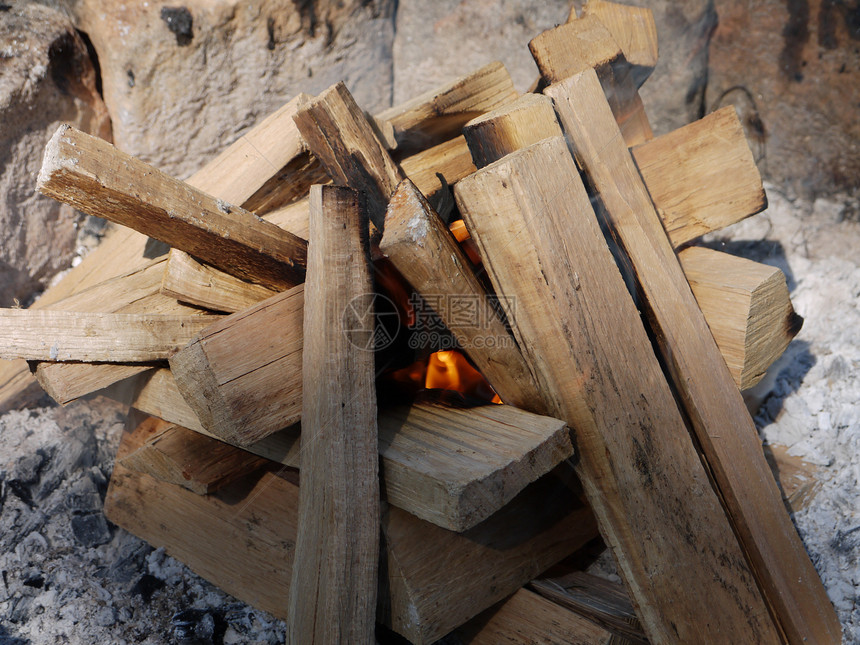 营火篝火红色橙子木头火焰燃烧烧伤温暖辉光琥珀色图片
