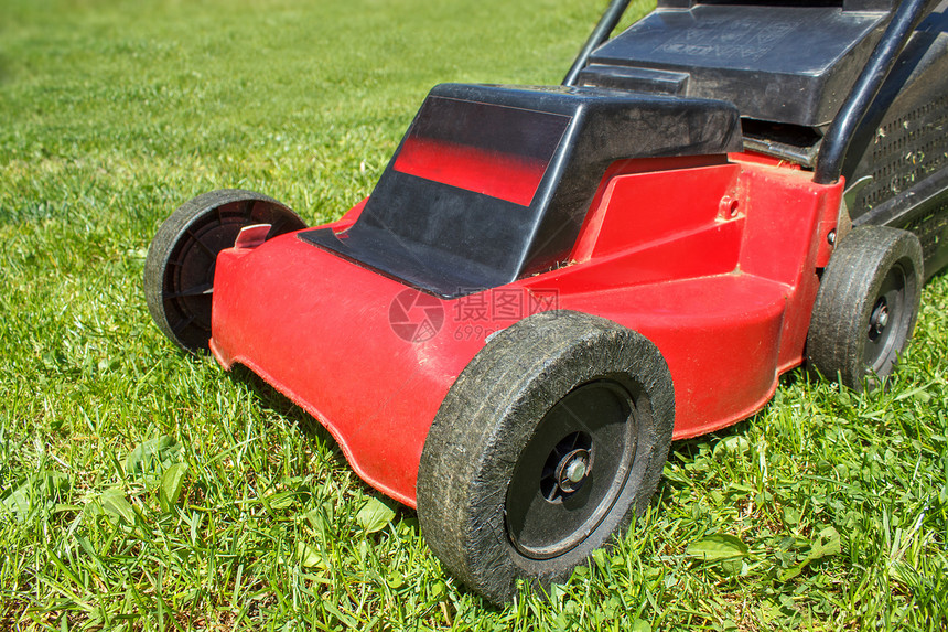 草上草地草坪轮子机器引擎植被住宅地面技术绿色植物红色工作图片