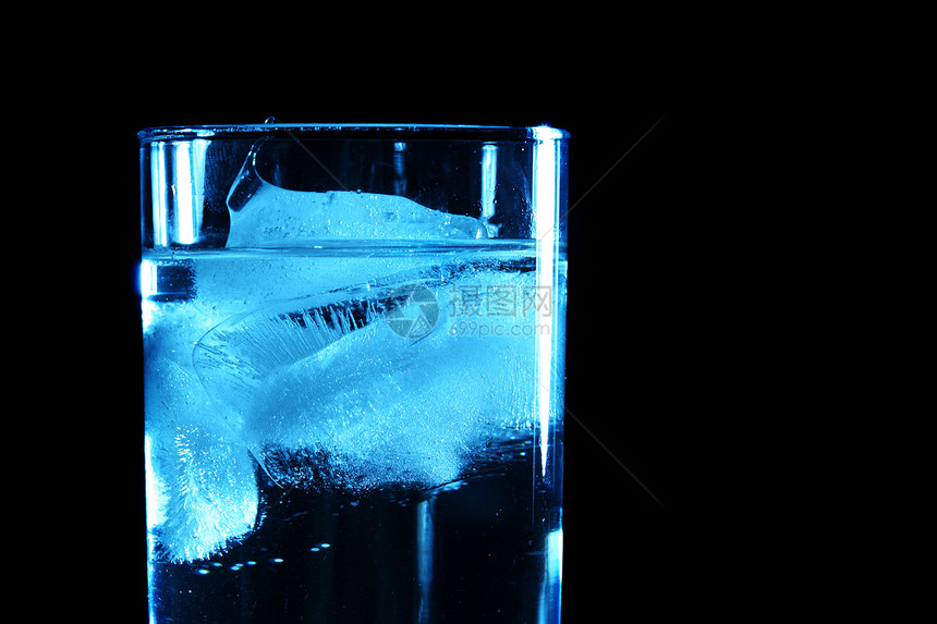 冷饮冻结宏观蓝色饮料工作室玻璃冷藏立方体酒精反射图片